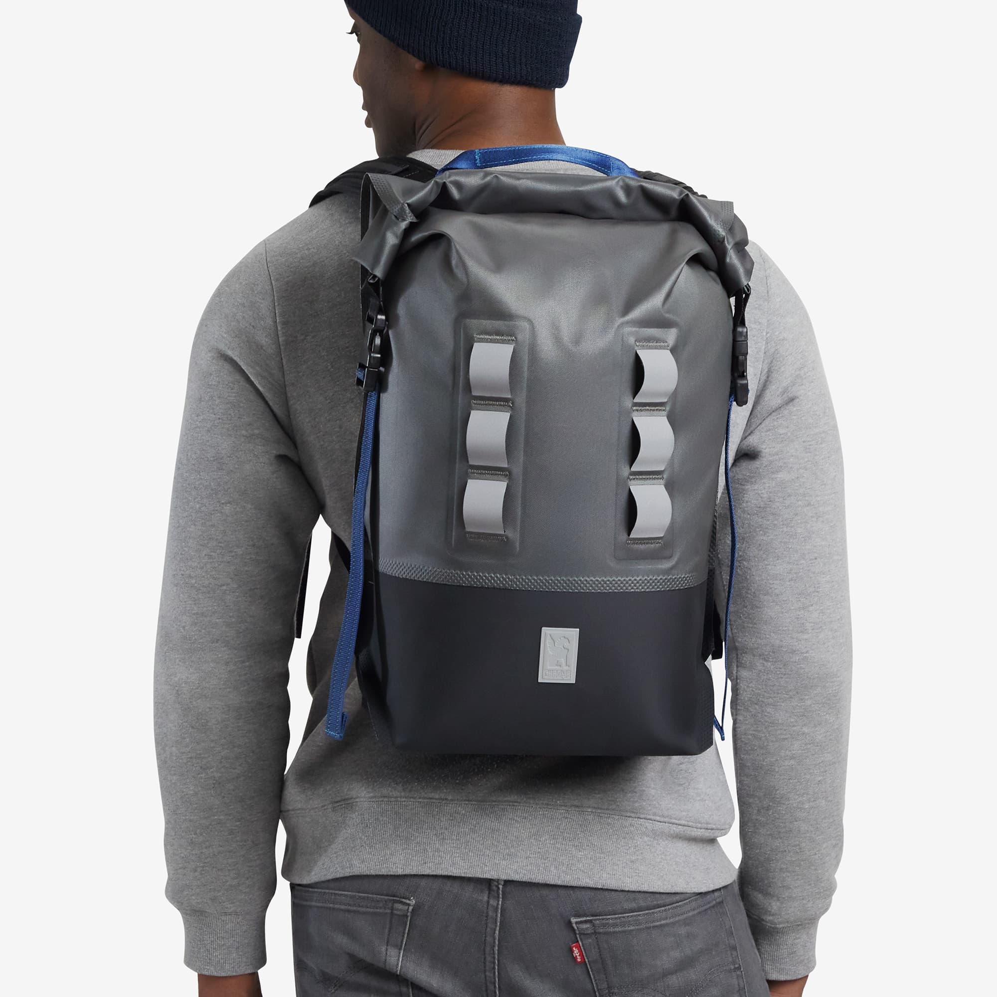 Waterproof 20L highly reflective backpack in grey worn by a man #color_fog