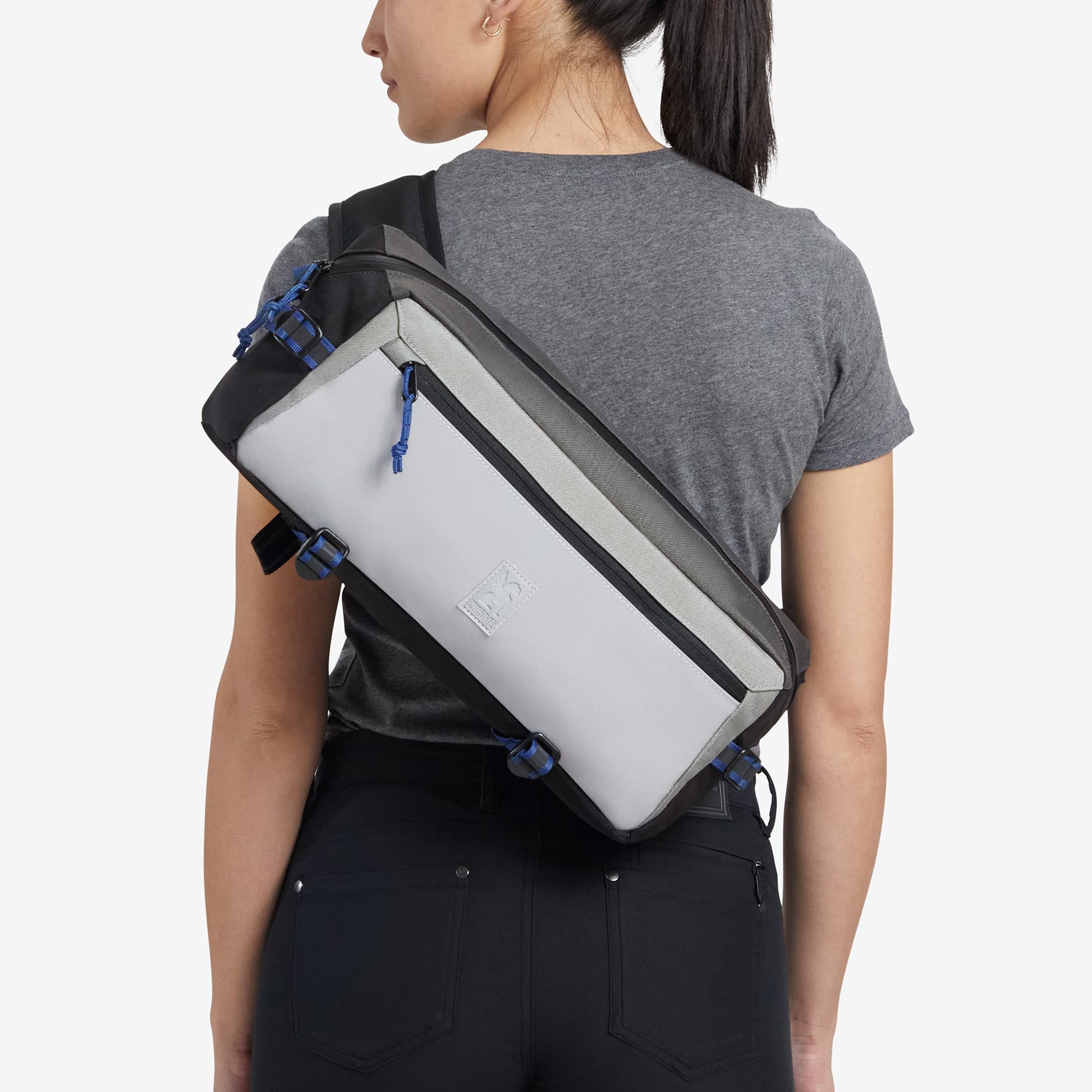 9L Kadet Sling in reflective grey worn by a woman #color_fog