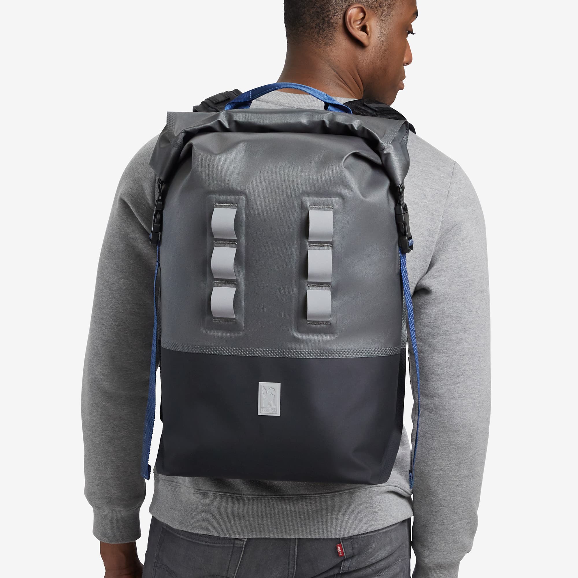 Waterproof 30L highly reflective backpack in grey worn by a man #color_fog